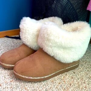 Juicy Couture Tan Slippers with Cream Fur